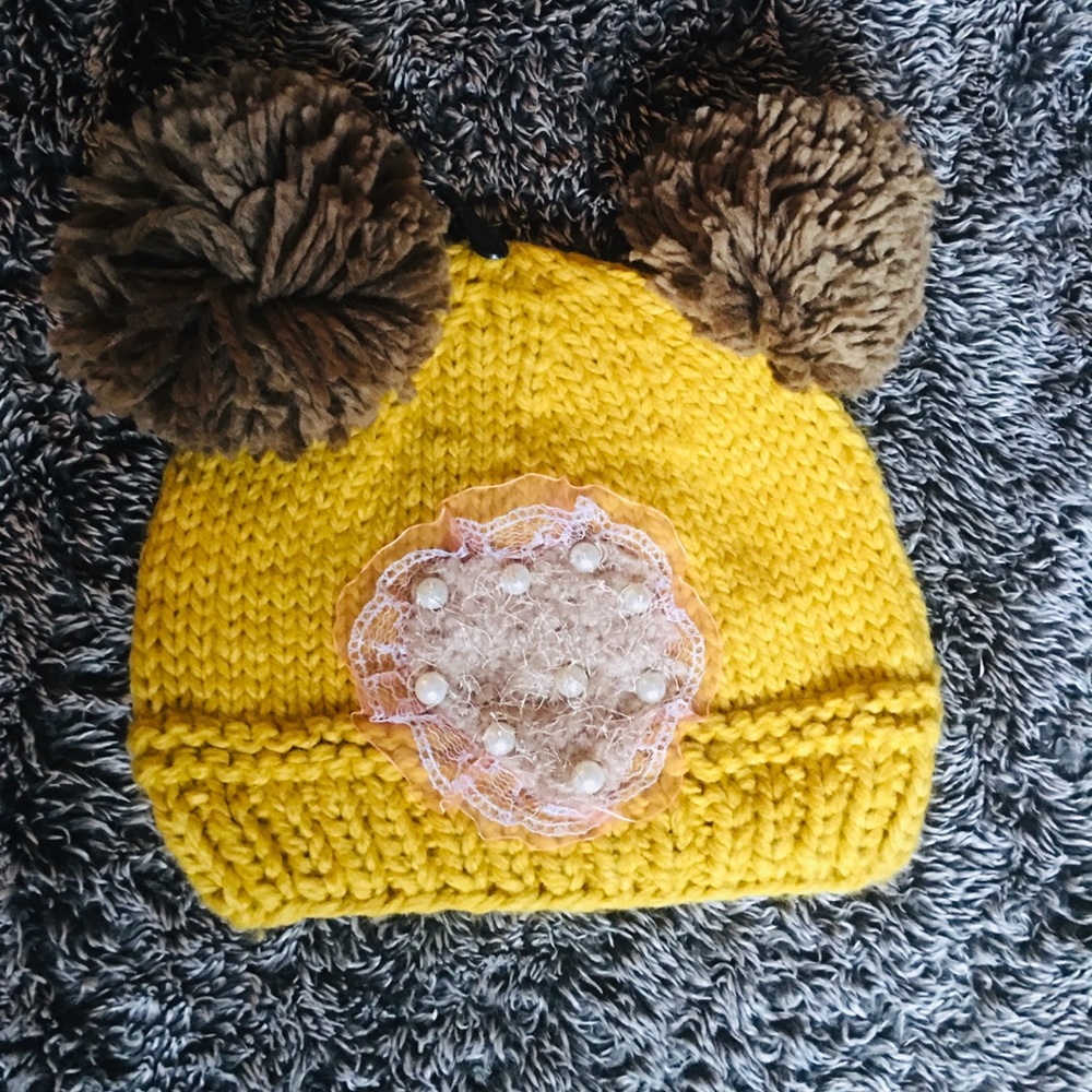 NWOT cute yellow hat.